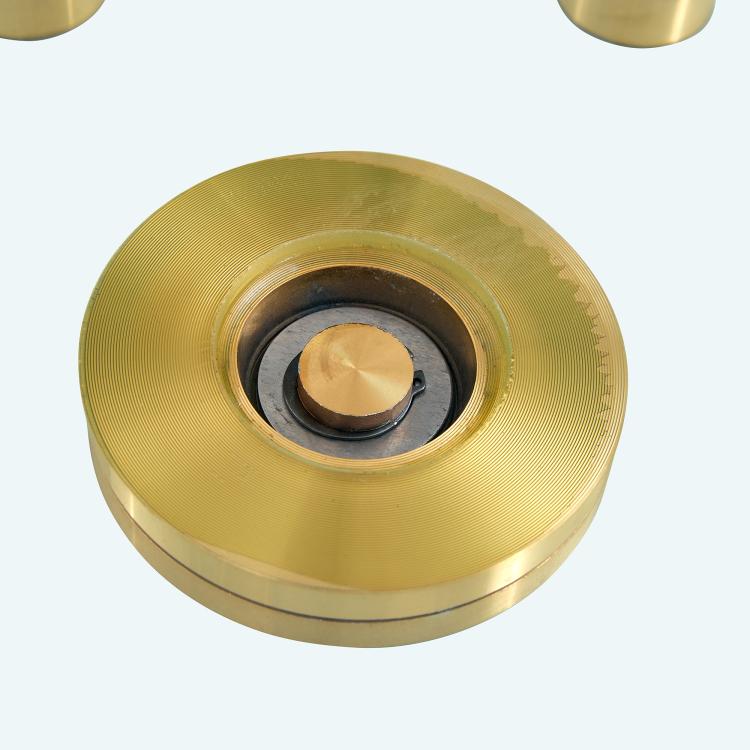 Tabletop.Two-tier, rotating round glass top.The diameter of the upper glass section is 61 cm, and the lower is 38 cm.The rotating design makes it easier to pick up and set down items.