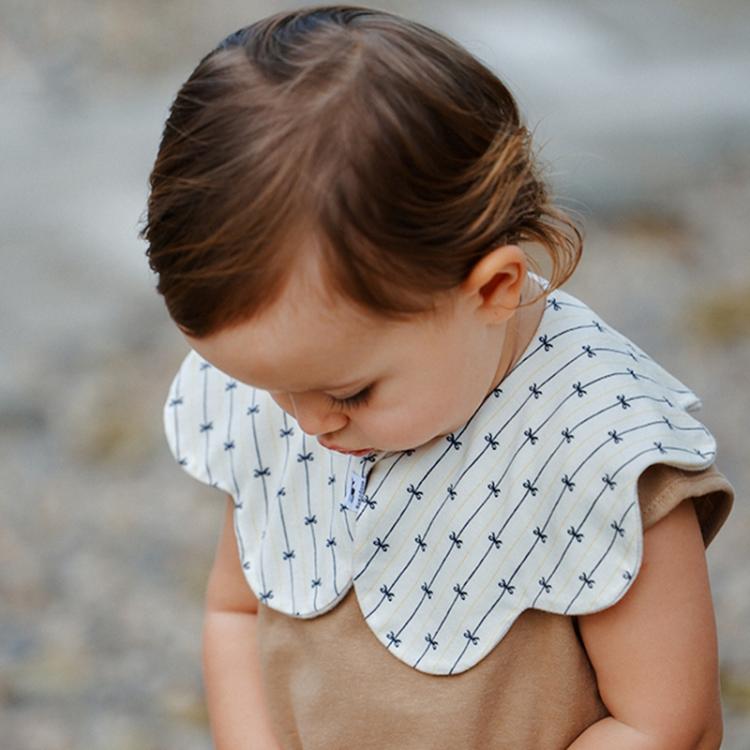 Benzdeer Petal Shape Bib Infants Saliva Towel — Beige Grey Checkered