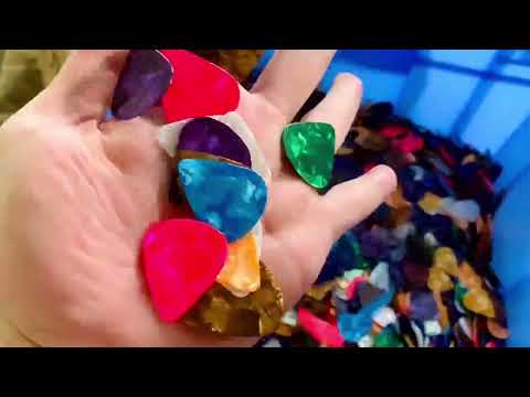 100 PCS Guitar Universal ABS Celluloid Pick Shrapnel Color Random Delivery(ABS 0.46mm) - YouTube Video